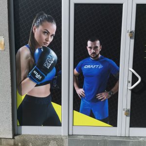 izrada natpisa na izlogu