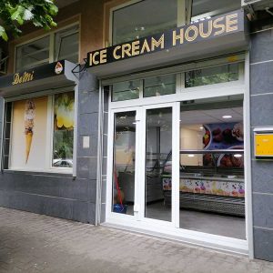 Poslastičarnica DeMi, Novi Sad – Brendiranje izloga (1) Poslastičarnica DeMi, Novi Sad - Brendiranje izloga (1)